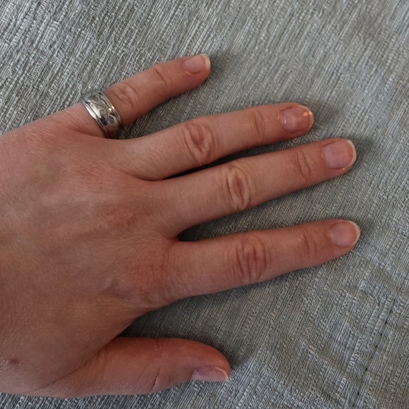 Silver tone rotating center ring with light swirl design - size 5 vintage - Picture 3 of 5